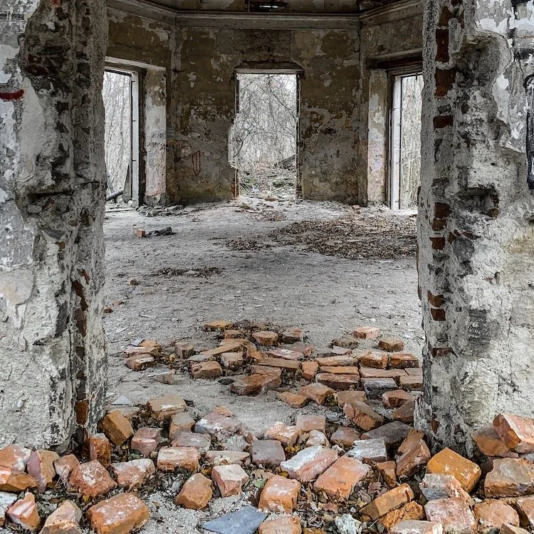 I discovered an abandoned hunting lodge in Austria