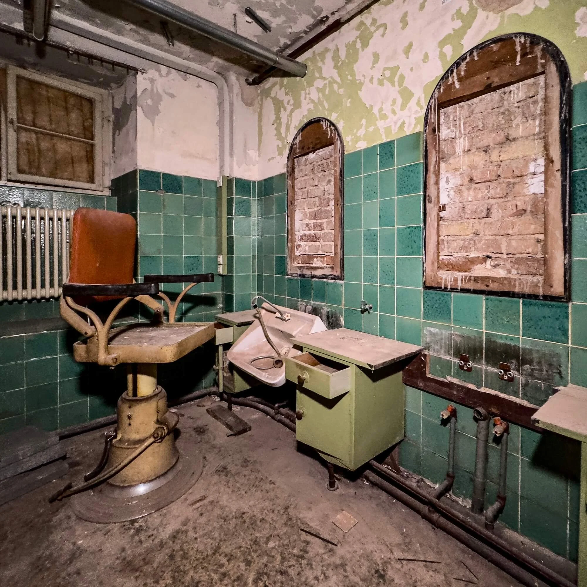 Abandoned hairdressers room illuminated using the Wuben X1
