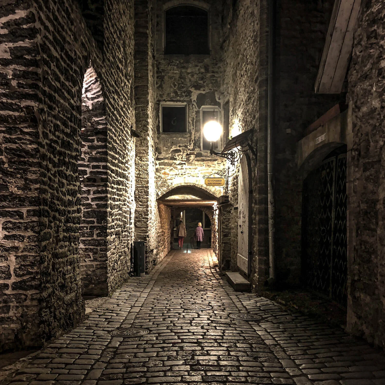 Narrow passage in Tallinn shot on iPhone X using ProCamera Low Light Mode