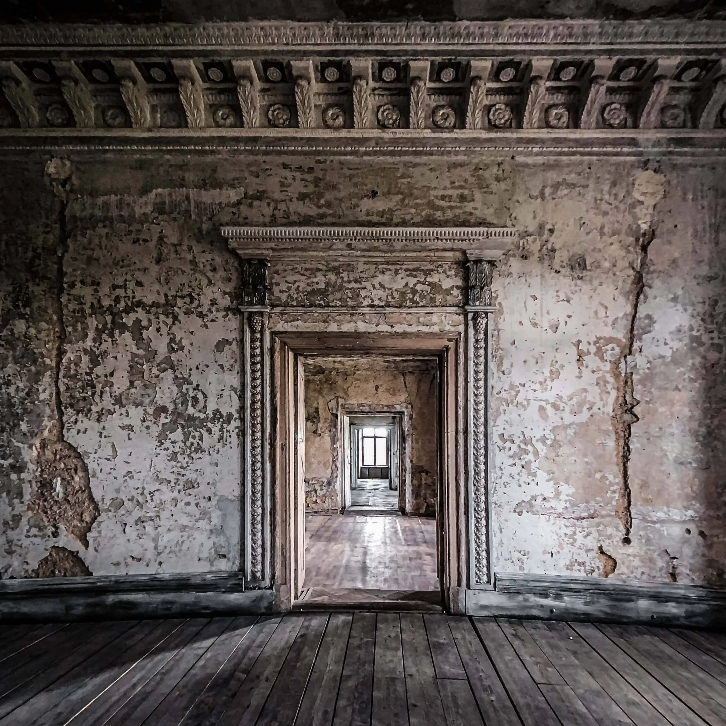 Use framing to convey depth in a photo